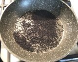 Foto del passaggio 3 della ricetta Tataki di Tonno con Gazpacho di Datterini, Granella di Pistacchi e Semi di Sesamo Tostati