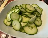 Une image de l'étape 1 de Salade de concombre à l’asiatique.