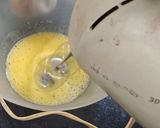 Foto del paso 4 de la receta: Budín acaramelado de peras con cremoso de banana, coco y chocolate