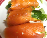 Foto del paso 4 de la receta: Rollito de salmón con ensalada
