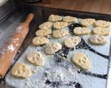 Une image de l'étape 4 de Galettes de maïs « crânes » au parmesan et origan.