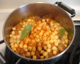 Foto del paso 6 de la receta: Guiso de garbanzos, costillas, longaniza y huevo
