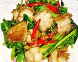 รูปขั้นตอนการทำที่ 5 ของ คะน้าหมูกรอบ