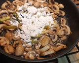 Foto del paso 2 de la receta: Timbal de champiñón con ajos tiernos y huevo