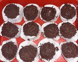 Foto langkah ke 6 dari resep Bola bola coklat.