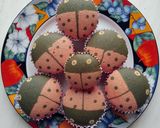 Foto langkah ke 9 dari resep Ladybugs Cupcakes 🐞.