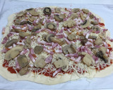 Foto del paso 4 de la receta: Pizza de bacon y champiñones facilita