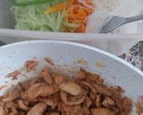 Foto langkah ke 3 dari resep Vietnamese Spring Rolls.