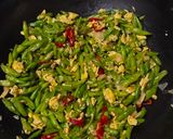 Foto langkah ke 4 dari resep Tumis Buncis Telur.