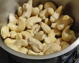 काजू गुलाब बर्फी (kaju gulab barfi recipe in marathi) रेसिपी स्टेप 2 फोटो 