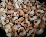 Une image de l'étape 2 de Poulet champignon façon blanquette.