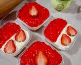 Foto langkah ke 4 dari resep Simple Strawberry cheesecake.
