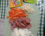 Foto langkah ke 1 dari resep Mie goreng sosis sayur.