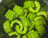 รูปขั้นตอนการทำที่ 3 ของ ตุ๋นมะระไก่