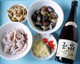 [玉泉清酒]清酒蒜蒸中卷蛤蜊的食譜步驟1照片
