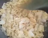 Foto langkah ke 3 dari resep Indomie Goreng Nyemek.