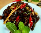 Hình bước làm 4 của món 🌱 Tảo Xoắn Chile Xào Sả Ớt Lá Chanh (Vegan)