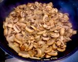Foto del paso 3 de la receta: Champiñones con cebolla