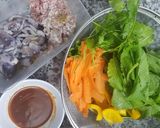 Hình bước làm 2 của món Mì mè đen xào ngũ sắc