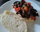 Foto del paso 3 de la receta: Sándwich🧅🥖🌶️de champiñones con pimiento, cebolla y salsa bbq🧀🍯🍄