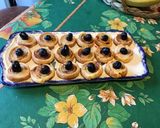 Une image de l'étape 9 de Feuilletés spirales aux olives noires, moutarde américaine, herbes et coulis de tomates.
