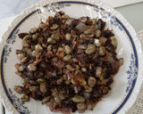 Foto del paso 5 de la receta: Habitas con cebolla y morcillas