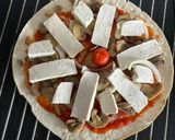 Foto del paso 2 de la receta: 🌱 Pizza pero con tortilla. Champiñones, cebolla, tofu y queso vegano 🌱