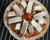 Foto del paso 2 de la receta: 🌱 Pizza pero con tortilla. Champiñones, cebolla, tofu y queso vegano 🌱