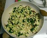 Foto del passaggio 1 della ricetta Carbonara vegetariana alle zucchine