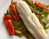 Foto del paso 8 de la receta: Bacalao skrei con gambones al ajillo, sobre cama de pimientos