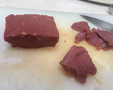 Foto del paso 1 de la receta: Tataki de ternera con puré de batata y aliño de tomate seco y albahaca