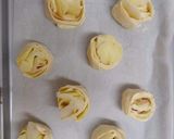 Foto del passaggio 5 della ricetta Rose di sfoglia con patate e petto di tacchino