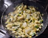 Foto del paso 5 de la receta: Higadito salteado con cebolla y morrón acompañado con un revuelto de verduras y arroz