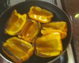 Foto del paso 2 de la receta: Pimientos amarillos rellenos y ensalada de lechuga y tomate