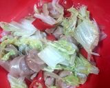 Foto langkah ke 3 dari resep Tumis sosis sawi putih.