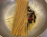 Foto del passaggio 2 della ricetta Spaghetti in padella 11 alla gravunara