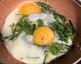 Foto del paso 2 de la receta: Huevos rotos con espárragos silvestres y jamón