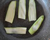 Foto del passaggio 1 della ricetta Involtini di zucchine & Feta ;