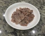A picture of step 3 of 爆蔥辣椒豬片Green onion hot pepper pork.