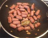 Foto del paso 4 de la receta: Longaniza de pollo al ajillo y vino con guarnición en su jugo