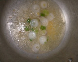 A picture of step 3 of Spring onions macaroni jolop😋.