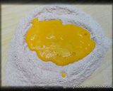 Foto del passaggio 2 della ricetta Ravioli di semola alla paprika, ripieni di cosciotto di maiale al pimenton