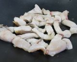 Hình bước làm 1 của món Phi lê cá điêu hồng chưng tương