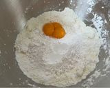 Foto del passaggio 2 della ricetta Biscotti con marmellata al lampone
