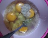 Foto langkah ke 3 dari resep 93. Telur Dadar Bumbu Uleg.