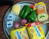 બિસ્કીટ પીઝા (Biscuit Pizza Recipe In Gujarati) રેસીપી સ્ટેપ1ફોટો