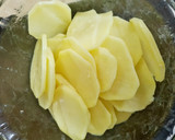 Foto del paso 1 de la receta: Patatas asadas con romero y tomillo