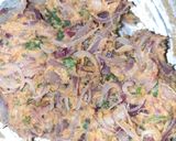 A picture of step 2 of Egg Onion pakoda.