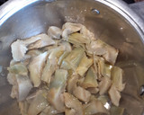 Foto del paso 4 de la receta: Coca de alcachofas, aceitunas y queso feta