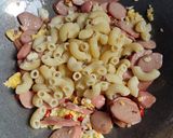 Foto langkah ke 5 dari resep Tumis Makaroni Sosis.